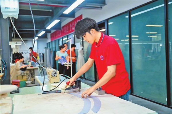 鸿岳资本 河南省技工院校秋招火爆&#32;读技校的人为何越来越多了